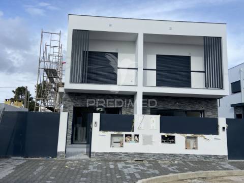 Moradia t3 geminada de construção nova - quinta das laranjeiras, fernão ferro