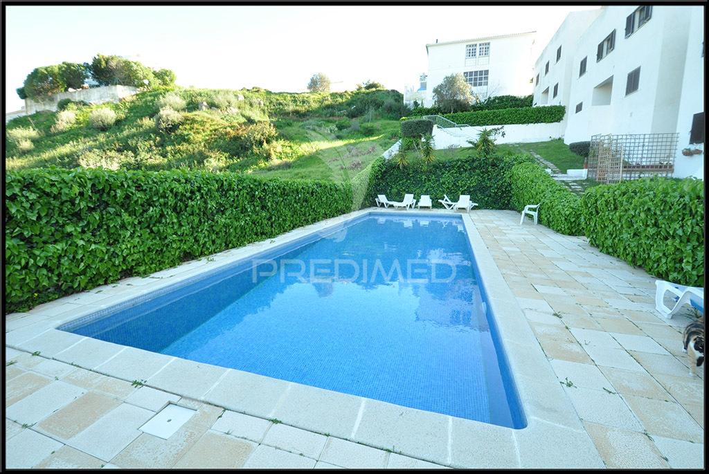 Condomínio com piscina perto da praia e da marina