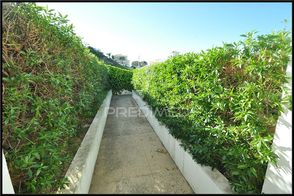 Condomínio com piscina perto da praia e da marina
