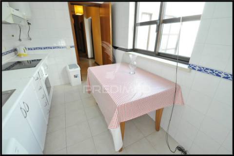 Condomínio com piscina perto da praia e da marina