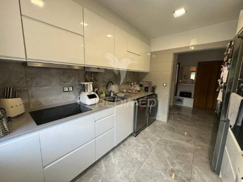 Apartamento t3 com arrecadação e garagem na  quinta do anjo