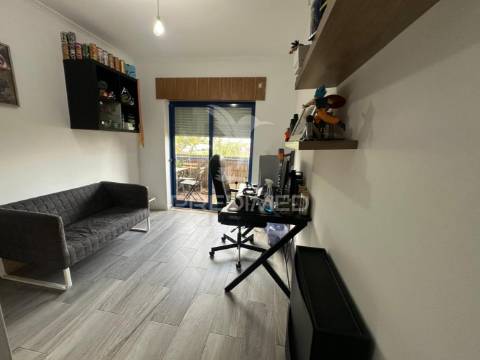 Apartamento t3 com arrecadação e garagem na  quinta do anjo