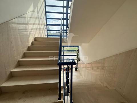 Apartamento t3 com arrecadação e garagem na  quinta do anjo