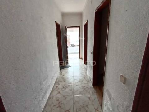 Moradia t2 com garagem, sotão e quintal
