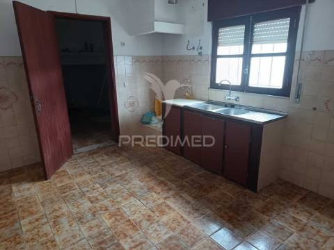Moradia t2 com garagem, sotão e quintal