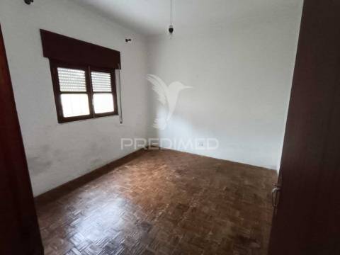 Moradia t2 com garagem, sotão e quintal