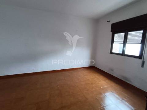 Moradia t2 com garagem, sotão e quintal