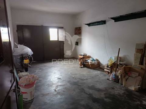 Moradia t2 com garagem, sotão e quintal