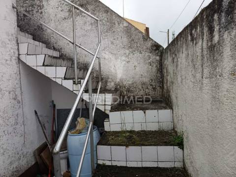 Moradia t2 com garagem, sotão e quintal