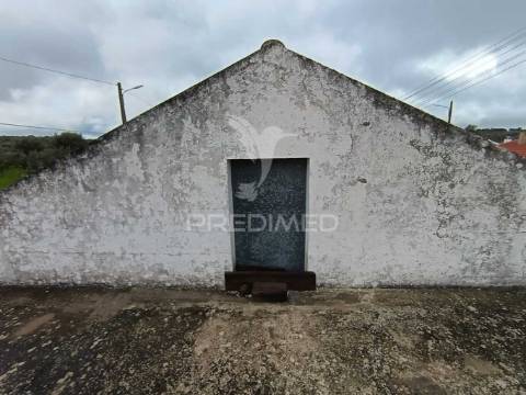 Moradia t2 com garagem, sotão e quintal