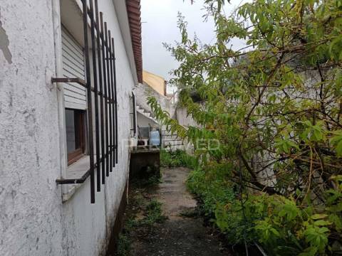 Moradia t2 com garagem, sotão e quintal