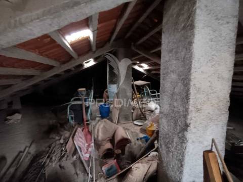 Moradia t2 com garagem, sotão e quintal