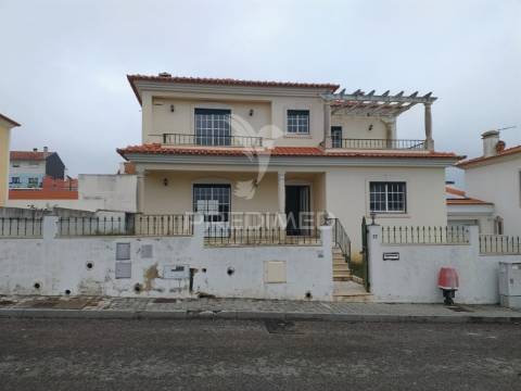 Moradia t4 com garagem bombarral - leiria