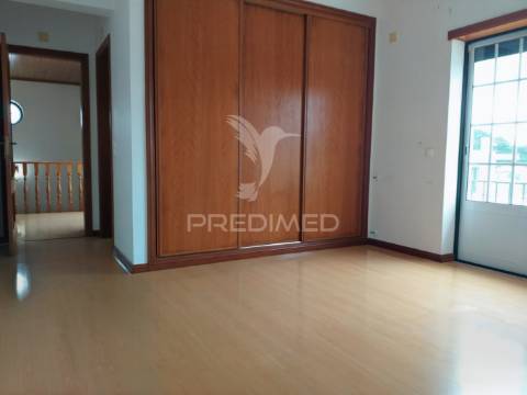 Moradia t4 com garagem bombarral - leiria