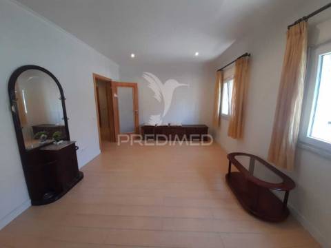 Moradia geminada t2 remodelada ,pinhal novo.