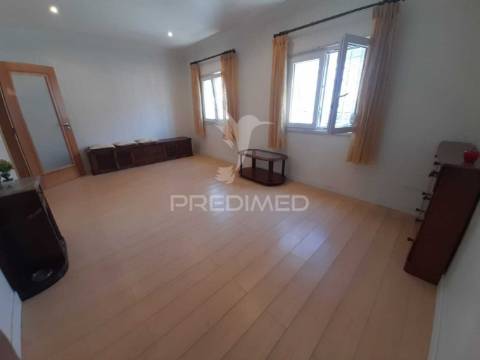 Moradia geminada t2 remodelada ,pinhal novo.