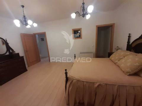 Moradia geminada t2 remodelada ,pinhal novo.