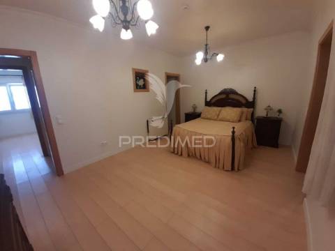 Moradia geminada t2 remodelada ,pinhal novo.