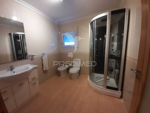 Moradia geminada t2 remodelada ,pinhal novo.