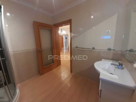 Moradia geminada t2 remodelada ,pinhal novo.