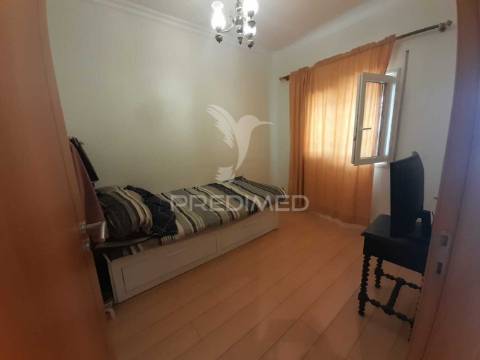 Moradia geminada t2 remodelada ,pinhal novo.