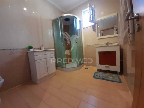 Moradia geminada t2 remodelada ,pinhal novo.
