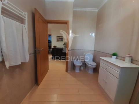 Moradia geminada t2 remodelada ,pinhal novo.