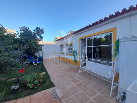 Moradia geminada t2 remodelada ,pinhal novo.