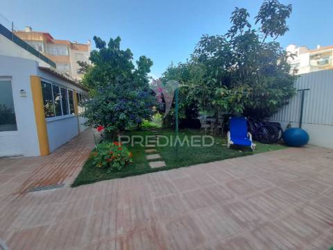 Moradia geminada t2 remodelada ,pinhal novo.