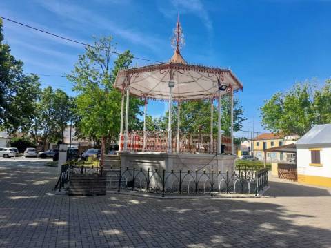 Moradia geminada t2 remodelada ,pinhal novo.