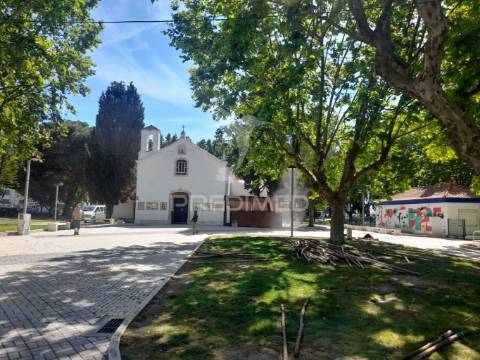 Moradia geminada t2 remodelada ,pinhal novo.