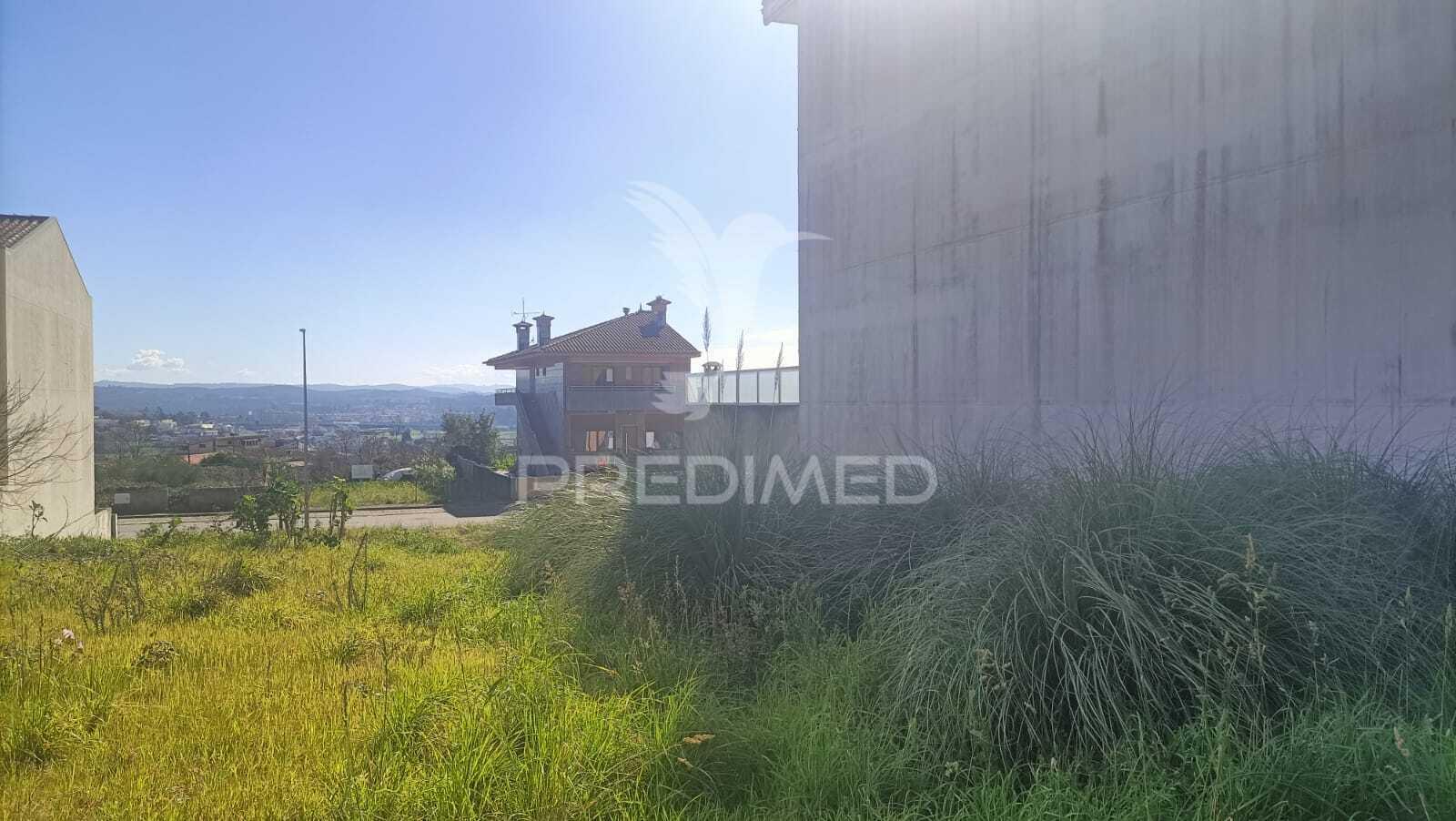 Terreno para construção de moradia geminada em s. mamede coronado