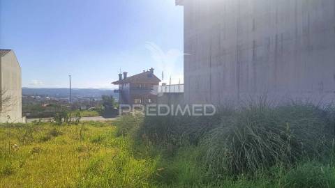 Terreno para construção de moradia geminada em s. mamede coronado