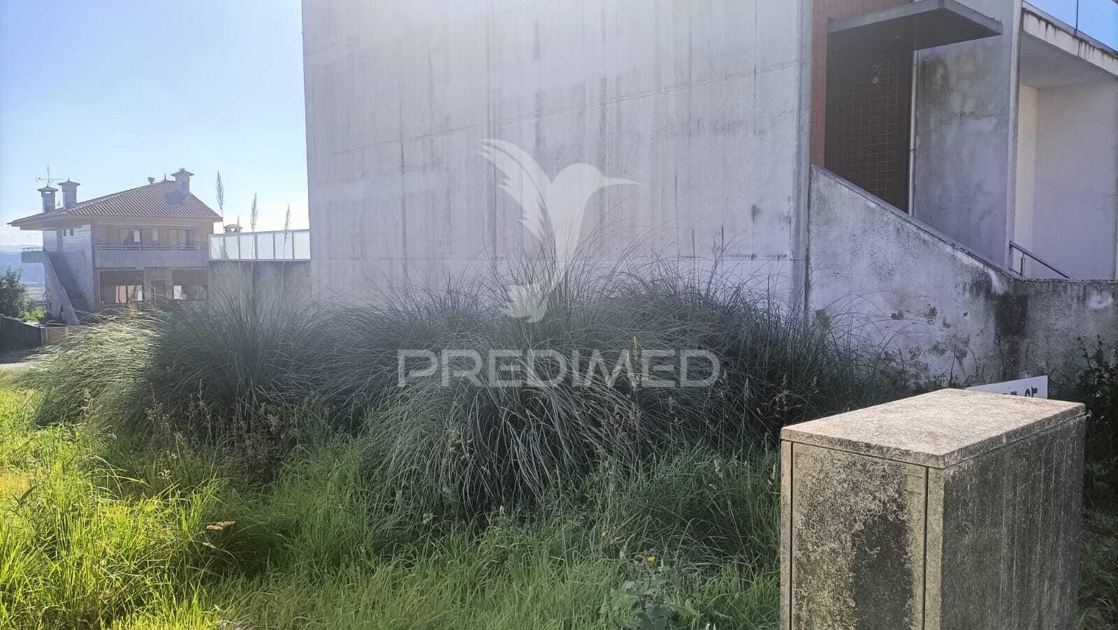 Terreno para construção de moradia geminada em s. mamede coronado