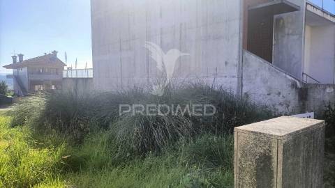 Terreno para construção de moradia geminada em s. mamede coronado