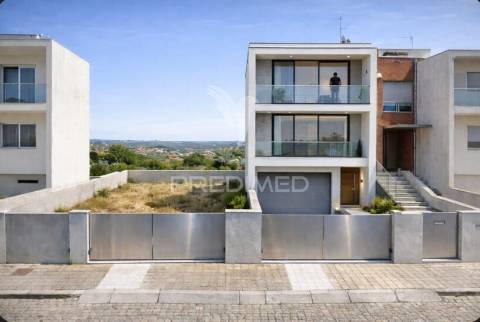 Terreno para construção de moradia geminada em s. mamede coronado