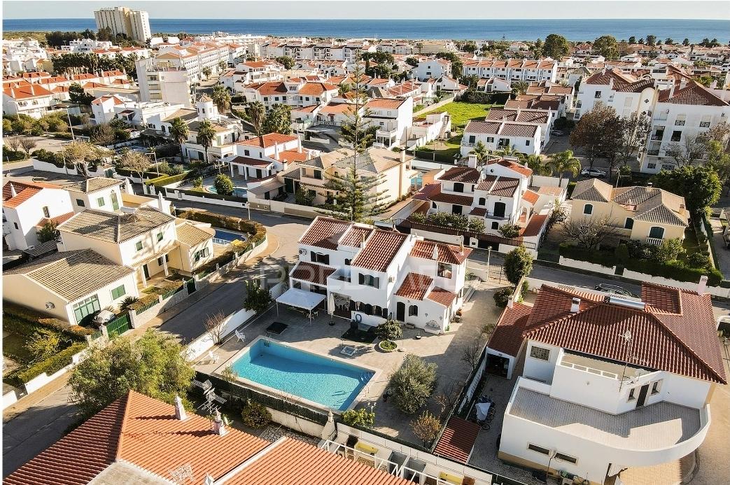 T5 villa com piscina em altura, 850 metros da praia