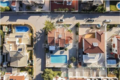 T5 villa com piscina em altura, 850 metros da praia