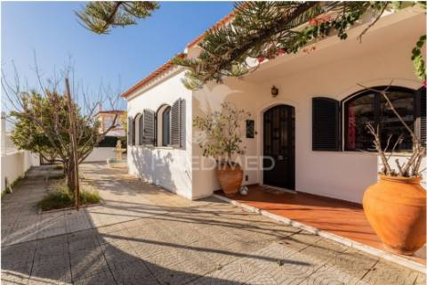 T5 villa com piscina em altura, 850 metros da praia