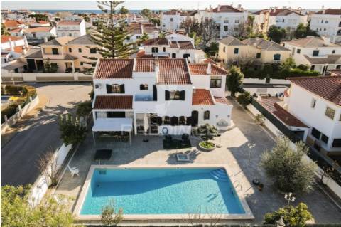 T5 villa com piscina em altura, 850 metros da praia