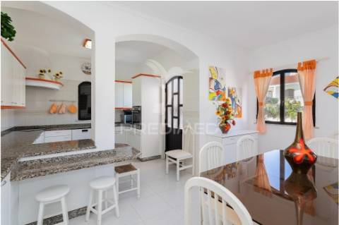 T5 villa com piscina em altura, 850 metros da praia