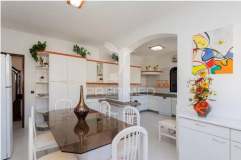 T5 villa com piscina em altura, 850 metros da praia