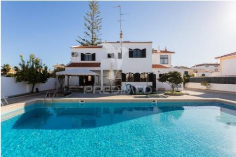 T5 villa com piscina em altura, 850 metros da praia