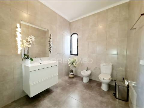 T5 villa com piscina em altura, 850 metros da praia