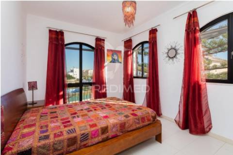 T5 villa com piscina em altura, 850 metros da praia