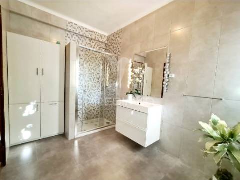 T5 villa com piscina em altura, 850 metros da praia