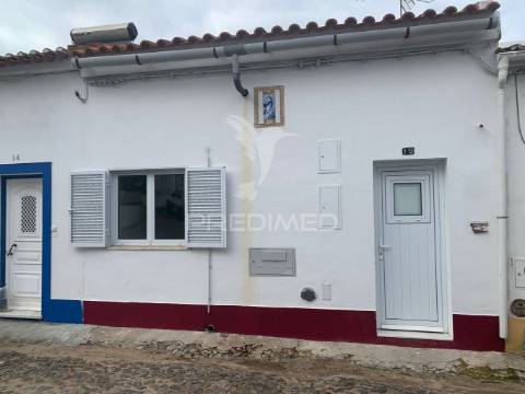 Moradia t1+1 com terraço  (remodelada)