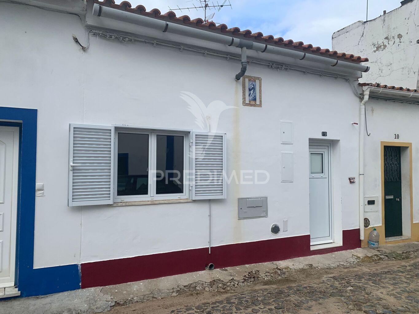Moradia t1+1 com terraço  (remodelada)