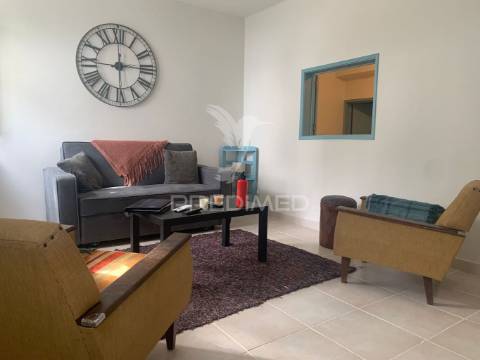 Moradia t1+1 com terraço  (remodelada)