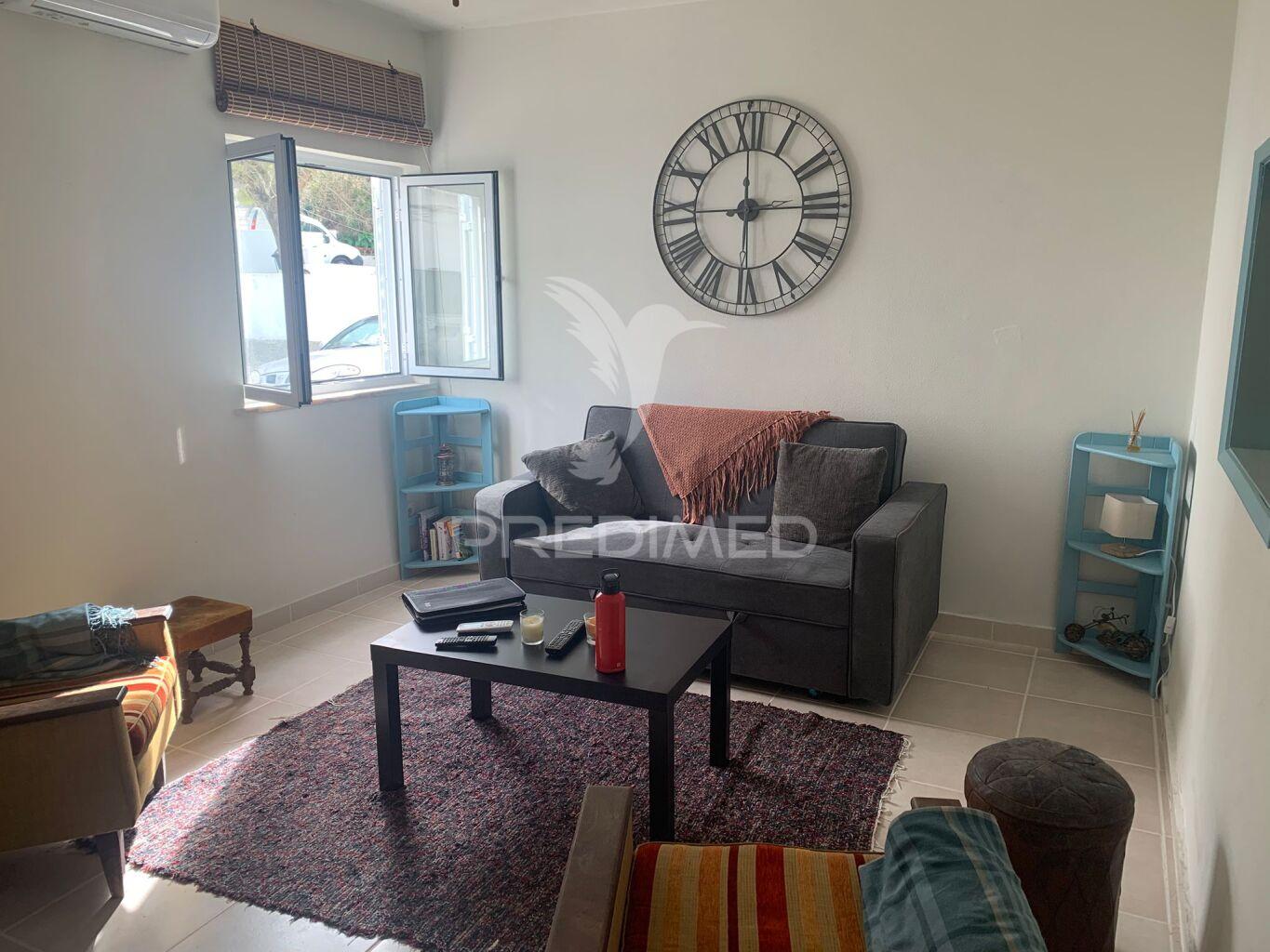 Moradia t1+1 com terraço  (remodelada)